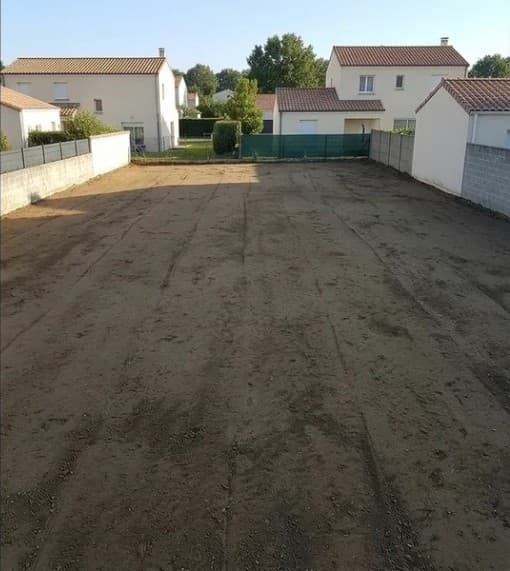 Après — plateforme nivelée et dégagée (illustration chantier)