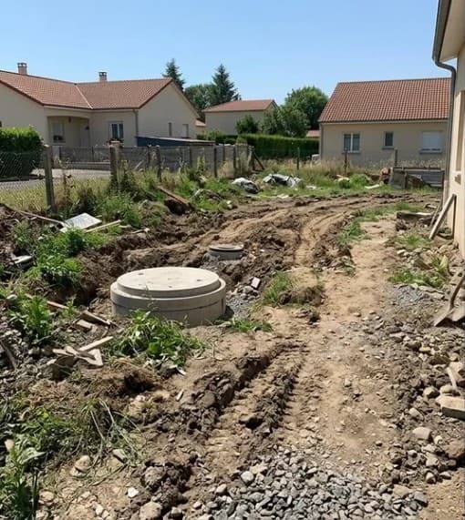 Avant — terrain en chantier autour de la maison (illustration)