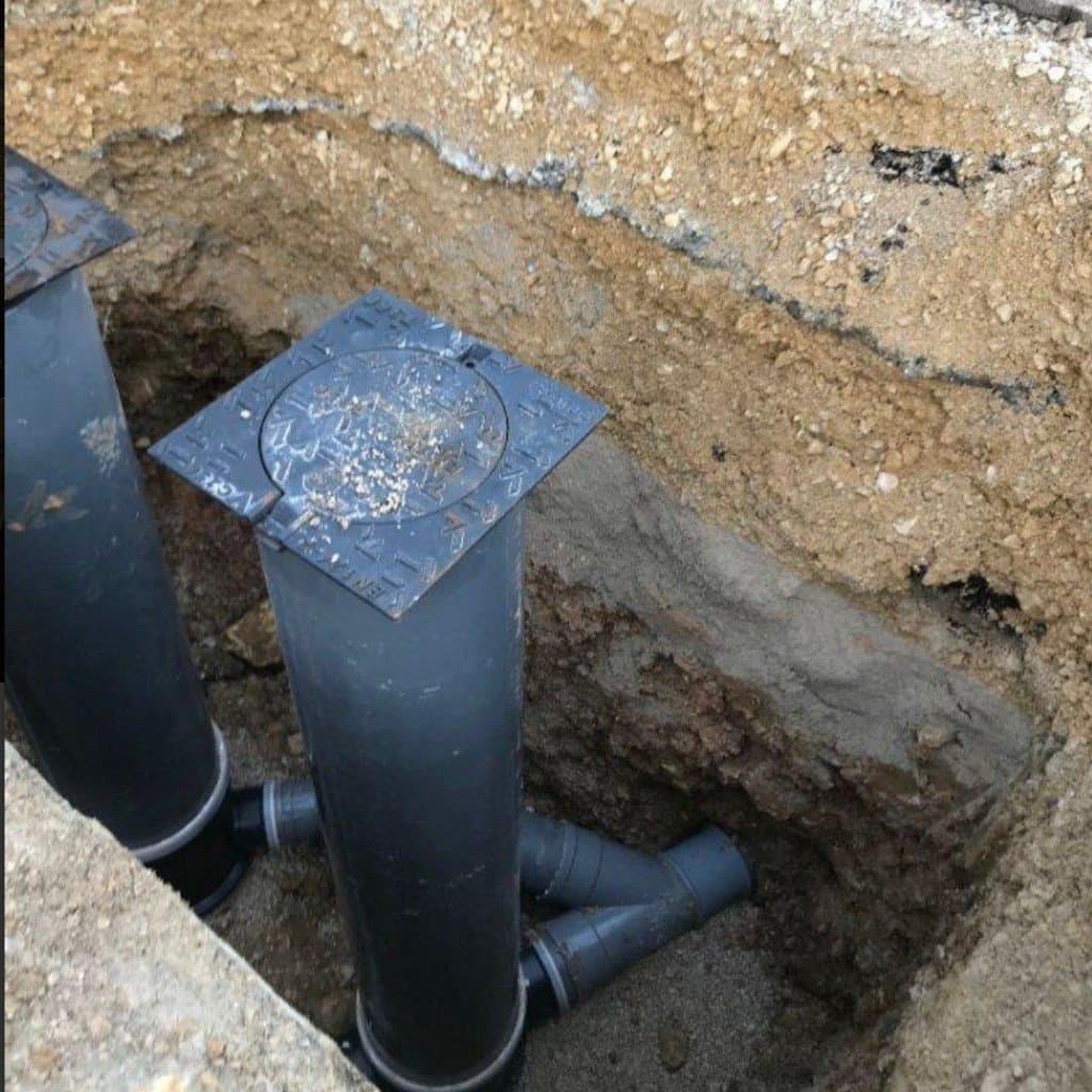 Boîte de branchement d’assainissement en tranchée avec canalisations — illustration travaux réseaux